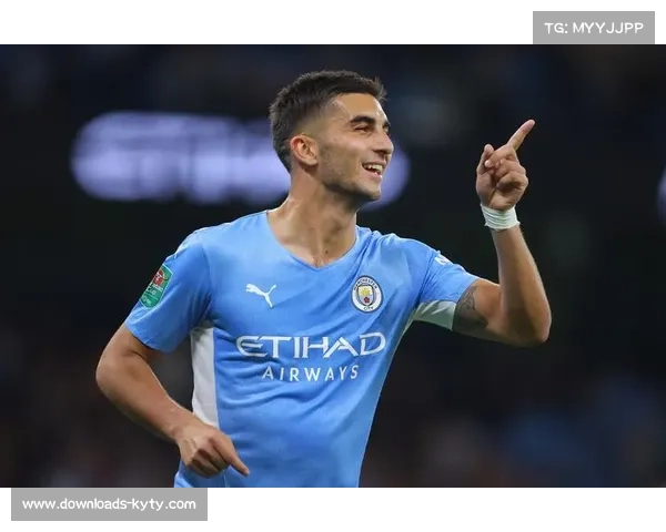 费兰-托雷斯完成双响后指向天空，纪念去世的祖父